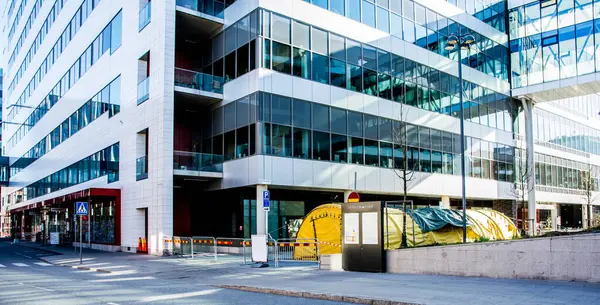 İsveç, Stockholm 'deki Nya Karolinska hastanesindeki şüpheli Corona hastaları için sarı çadırda yapılan ilk muayene.