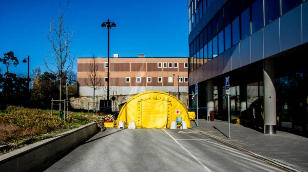 Erstuntersuchung Gelben Zelt Für Coronapatienten Krankenhaus Nya Karolinska Stockholm Schweden — Stockfoto