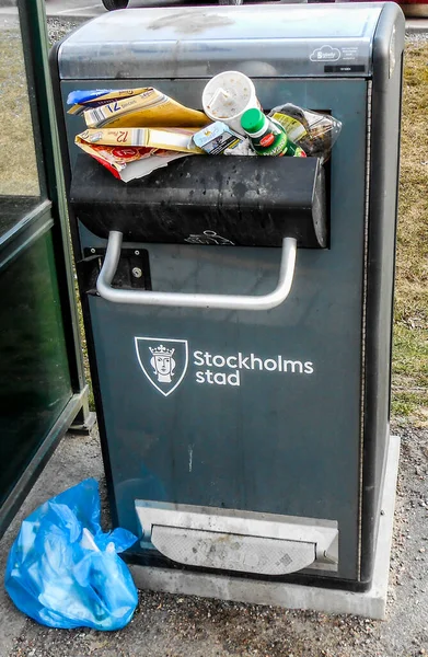 Přeplněný Koš Veřejném Prostoru Stockholmu Švédsko — Stock fotografie