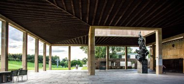 Stockholm, İsveç 'teki Unesco listesinde 558 numaralı dünya mirası mezarlığı. Yaklaşık 100 hektarlık bir alanı kaplıyor ve 100 bin mezarı kaplıyor. Mezarlık 1915-1940 yılları arasında kuruldu. 