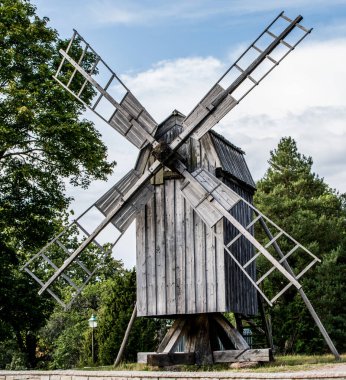 İsveç, Stockholm 'deki açık hava müzesi Skansen' de yel değirmeni.