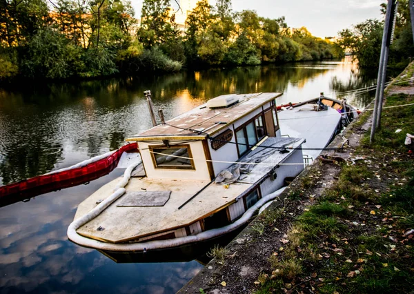 Stockholm, İsveç 'te batık bir tekne.
