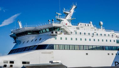 Yolcu ve kargo feribotu Visby Nynashamn ve Visby arasında İsveç 'teki Gotland adasında yol alıyor.