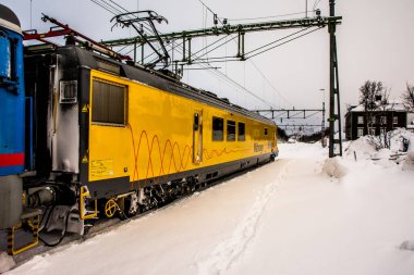 Demiryolunun statüsünü almak için veri okuma ekipmanlarıyla dolu bir tren. İsveç 'in her yerinde. Veri vagonu ve bir lokomotiften oluşuyor.