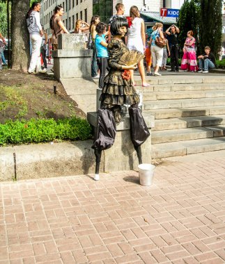 Kiev, Ukrayna 'nın merkezindeki turist bölgesinde soytarı.