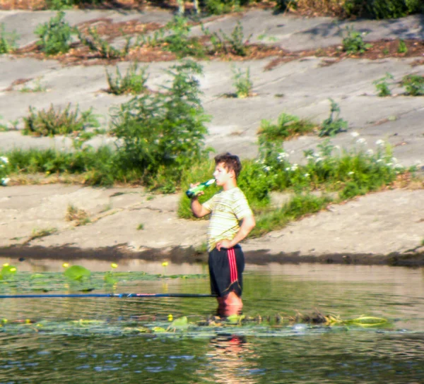 Hombre Joven Que Refresca Dos Maneras Canal Kiev Ucrania — Foto de Stock