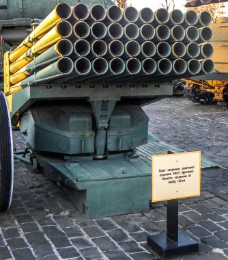 Ukrayna savaş müzesi Kiev, Ukrayna 'da. Nazilerle savaş tarihi ile ilgili etkileyici iç mekan ve açık hava müzesi ve Sovyet savaş araçları ve uçaklarıyla tamamlanmış bölge çapında büyük anıtlarla birlikte. Katyusha roketatar