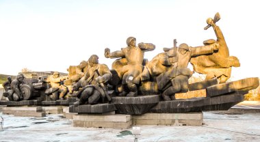 Ukrayna savaş müzesi Kiev, Ukrayna 'da. Nazilerle savaş hakkında tarihi olan kapalı ve açık hava müzesi. Sovyet savaş araçları ve uçaklarıyla tamamlanmış. Bölgenin dört bir yanında büyük anıtlar var..