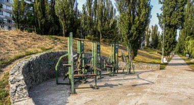 Kiev, Ukrayna 'da nehir kenarındaki açık spor salonu.,