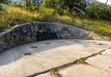 Ukrayna, Kiev 'de nehir kenarında spor aletleri olmadan açık hava spor salonu.,