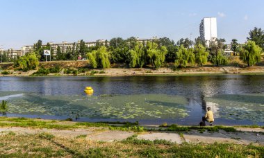 Ukrayna, Kiev 'deki Dnepr nehrine bağlı kanalda balık avı