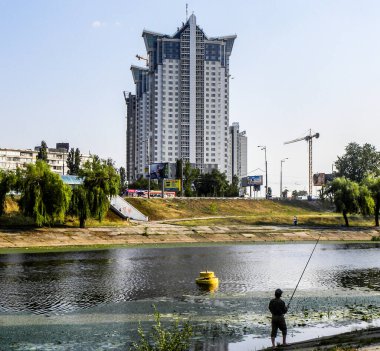 Ukrayna, Kiev 'deki Dnepr nehrine bağlı kanalda balık avı