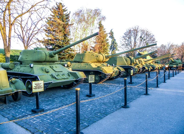 乌克兰基辅的乌克兰战争博物馆 令人印象深刻的室内和室外博物馆 历史上与纳粹德国的战争 完成与苏联的战争车辆和飞机 以及伟大的纪念碑周围地区 — 图库照片