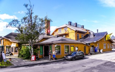 İsveç 'in kuzeyinde Storlien Köyü' nün merkezinde Le Ski Oteli ve restoranı. Kışın kayak ve yazın yürüyüş. İsveç Kralı 'nın küçük kulübesini ziyaret ettiğinde onu görebileceğin bir yer..