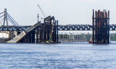 Kiev, Ukrayna 'da köprü inşa ediliyor.