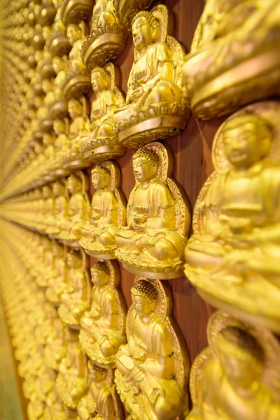 Золотая скульптурная стена в храме Дракона Каммалавата — стоковое фото