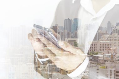 iş adamı dokunmatik akıllı telefon ve şehir görünümü arka plan üzerinde