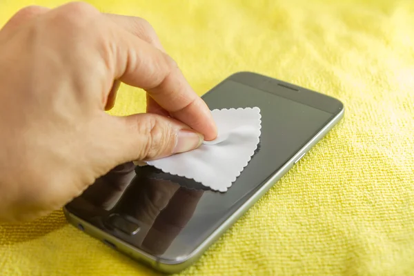 Limpieza de la pantalla del teléfono móvil por paño de microfibra . — Foto de Stock