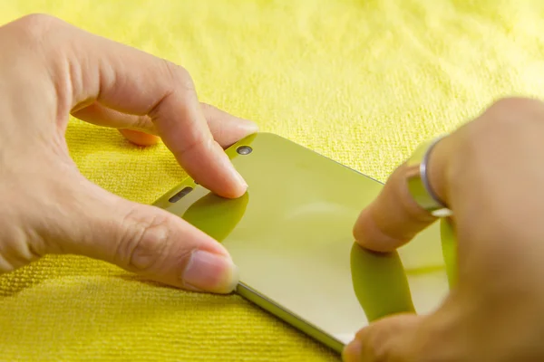 Aplicar la pantalla del teléfono inteligente proteger — Foto de Stock