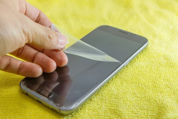 Kaldır eski akıllı telefon ekran korumak