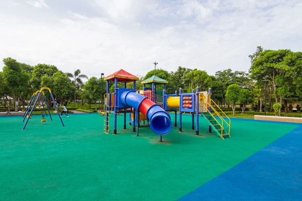 Spielplatz im Park — Stockfoto