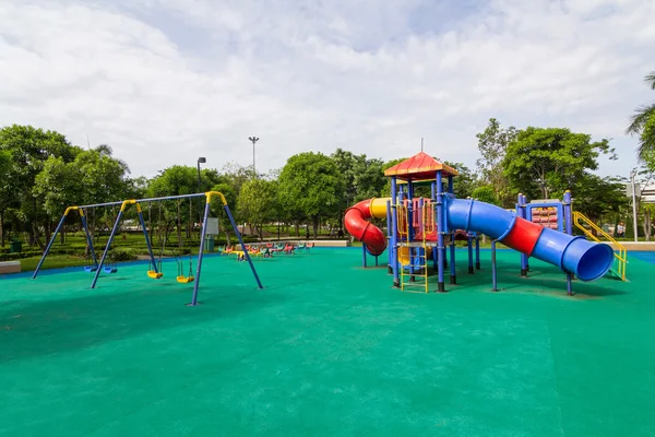 Aire de jeux dans le parc — Photo