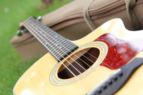 Selectieve aandacht op akoestische gitaar — Stockfoto