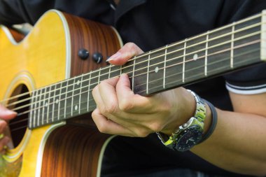 Parkta gitar çalmak