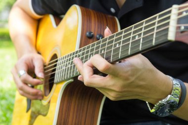 Parkta gitar çalmak