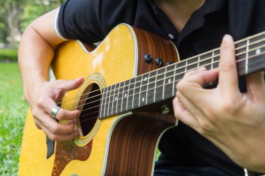 Parkta gitar çalmak