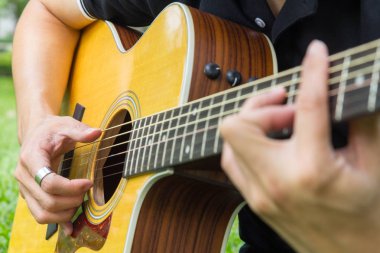 Parkta gitar çalmak