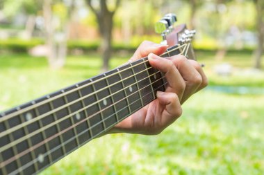 Parkta gitar çalmak