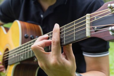 Parkta gitar çalmak