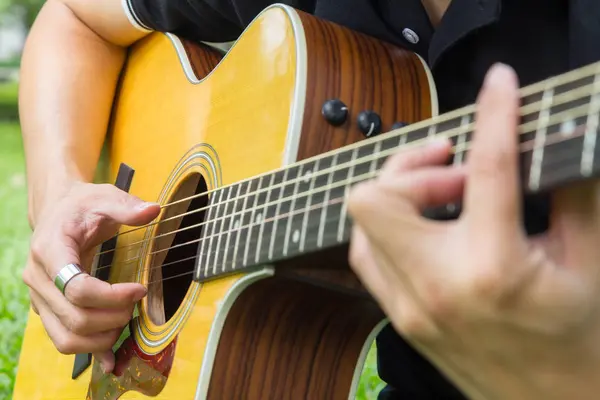 Parkta gitar çalmak