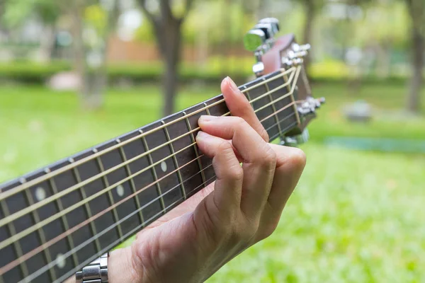 Playing guitar in the park — Stock Photo, Image