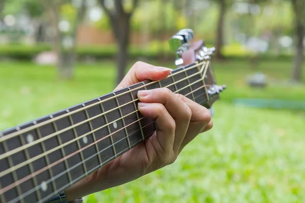 Playing guitar in the park — Stock Photo, Image