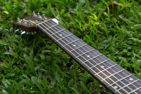 Akoestische gitaar op gras — Stockfoto