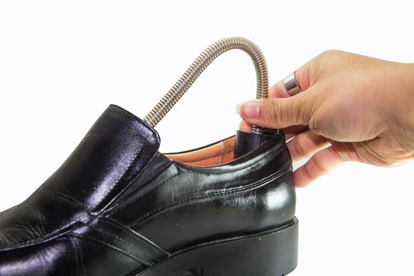 Вставьте форму обуви в мужскую обувь из кожи — стоковое фото