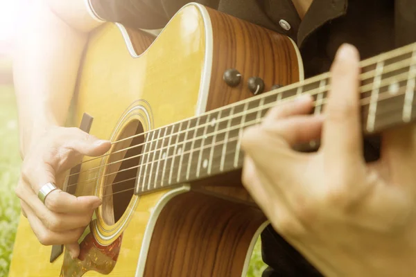 Playing guitar in the park — Stock Photo, Image