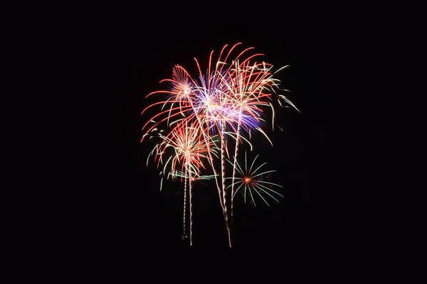 Fuegos artificiales sobre fondo negro — Foto de Stock