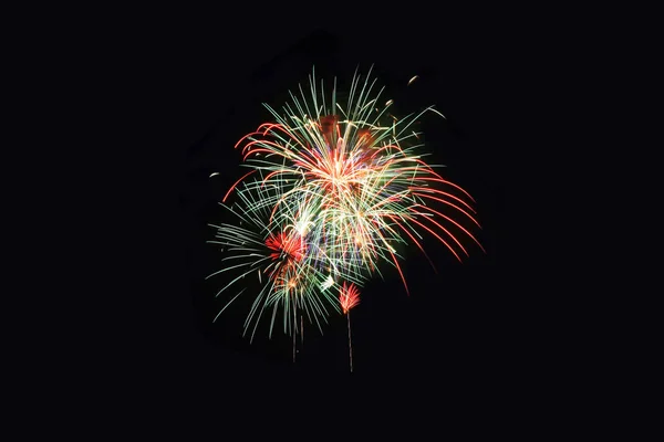 Fuegos artificiales sobre fondo negro — Foto de Stock