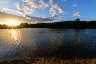 Gölde gün batımı