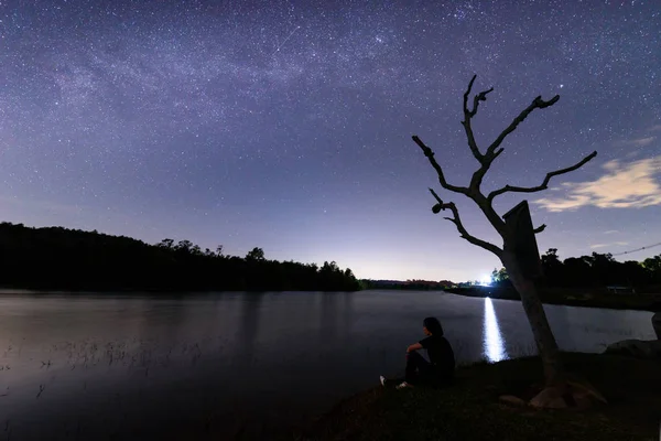 Γαλαξία στον ουρανό με θέα στη λίμνη — Φωτογραφία Αρχείου