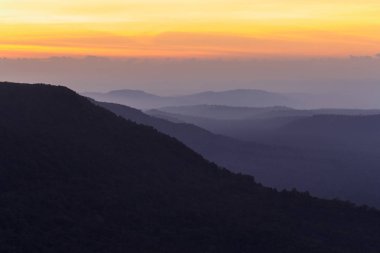 Dağ güneş doğarken 