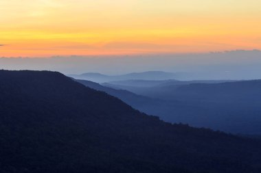 Dağ güneş doğarken 