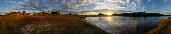 Cirkel panorama av solnedgången vid sjön — Stockfoto