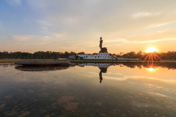 Gran estatua de Buda de Phutthamonthon monumento público en la hora de la puesta del sol — Foto de Stock