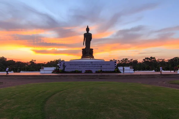 Big Buddha-statyn av Phutthamonthon offentliga landmärke i solnedgång — Stockfoto