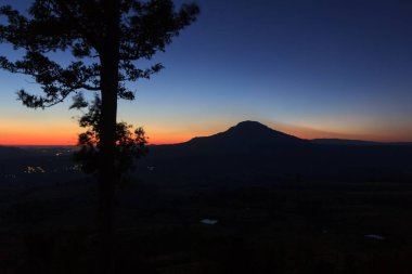 Dağ güneş doğarken