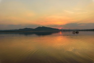 Gölde gün batımı
